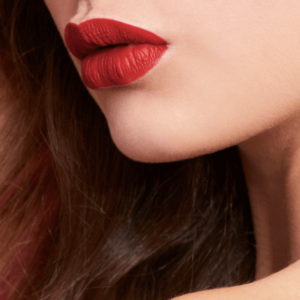 rouge à lèvres liquide mate rouge, 1944 paris, maquillage, beauté